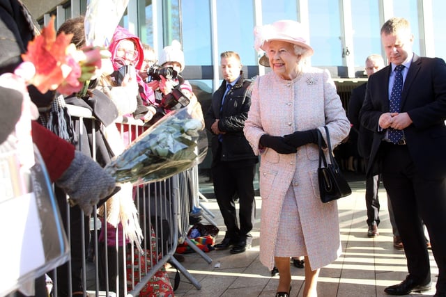 The Queen visits Chichester Festival Theatre. Photo by Derek Martin Photography. SUS-171130-173901008