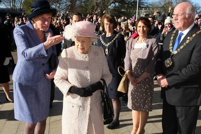 The Queen visits Chichester Festival Theatre. Photo by Derek Martin Photography. SUS-171130-173734008