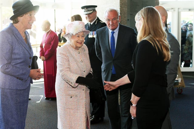 The Queen visits Chichester Festival Theatre. Photo by Derek Martin Photography. SUS-171130-173745008