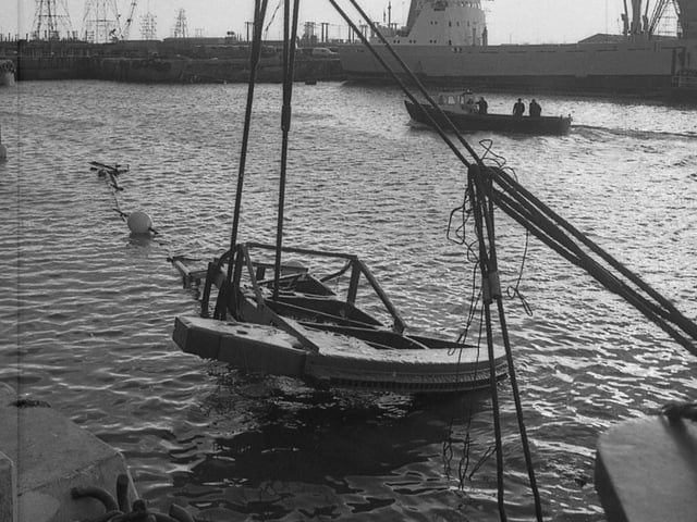 It had toppled into the dock basin earlier that month after being hit by a 1,100 tonne Panamanian-registered cargo boat.