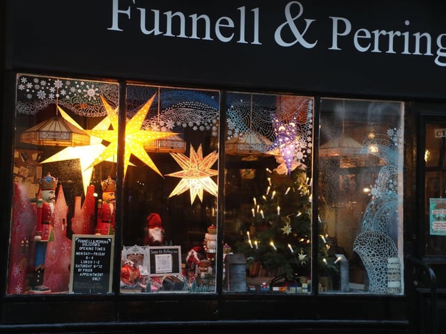 Hastings Old Town Christmas. Photo by Roberts Photographic. SUS-211213-070951001