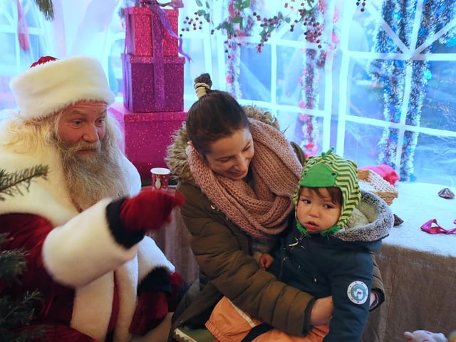 Hastings Old Town Christmas. Photo by Roberts Photographic. SUS-211213-070709001