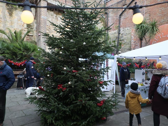 Hastings Old Town Christmas. Photo by Roberts Photographic. SUS-211213-070508001