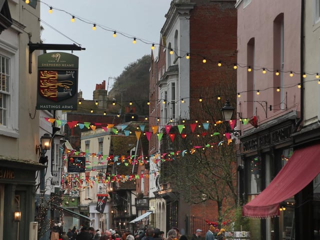 Hastings Old Town Christmas. Photo by Roberts Photographic. SUS-211213-071001001