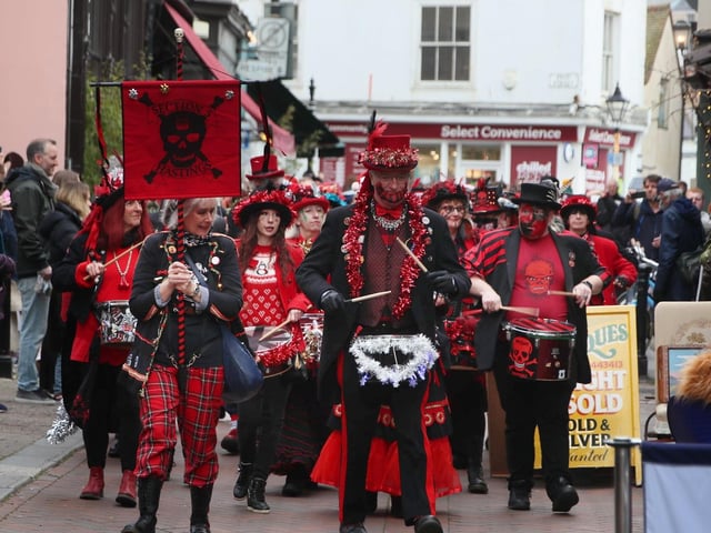 Hastings Old Town Christmas. Photo by Roberts Photographic. SUS-211213-070740001