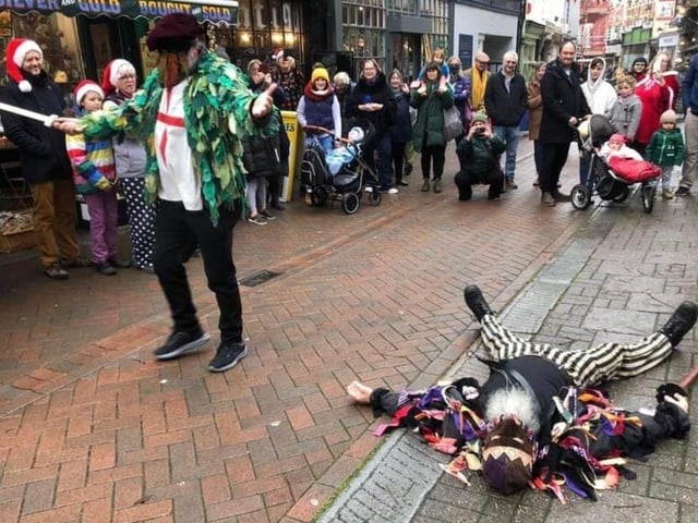 Hastings mummers 2 SUS-211213-094421001