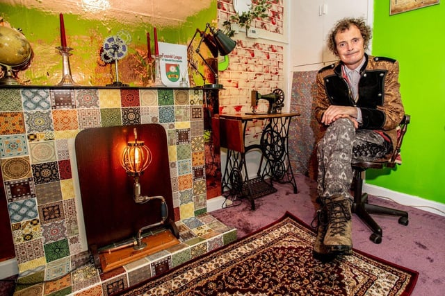 Robert Penny Farthing's Steampunk makeover of his home. EMN-211213-100727001