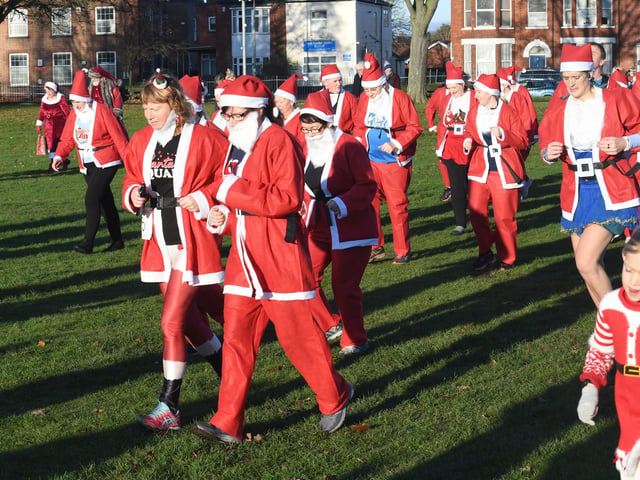 Start of the santa run. EMN-211213-101426001