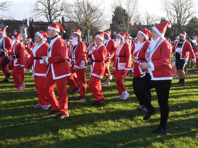 Santas warming up before the start. EMN-211213-101847001