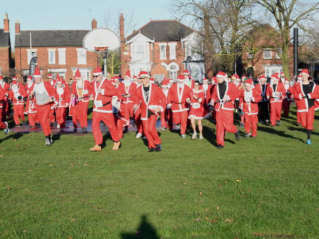 Start of the santa run. EMN-211213-101357001