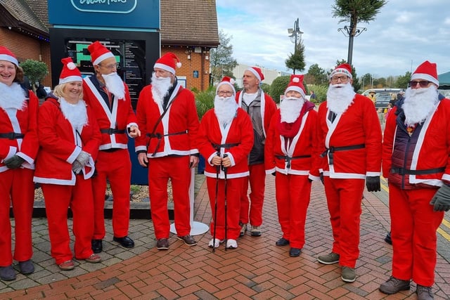Rotary Club of Sovereign Harbour's Santa walk 2021 SUS-211213-154620001