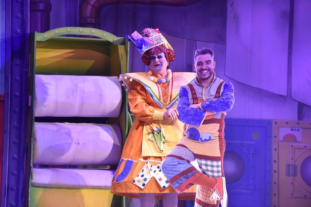 Aladdin panto at the New Theatre, Broadway EMN-211214-210047009