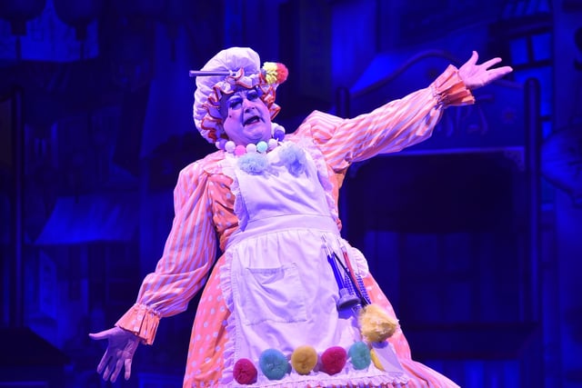 Aladdin panto at the New Theatre, Broadway EMN-211214-205941009