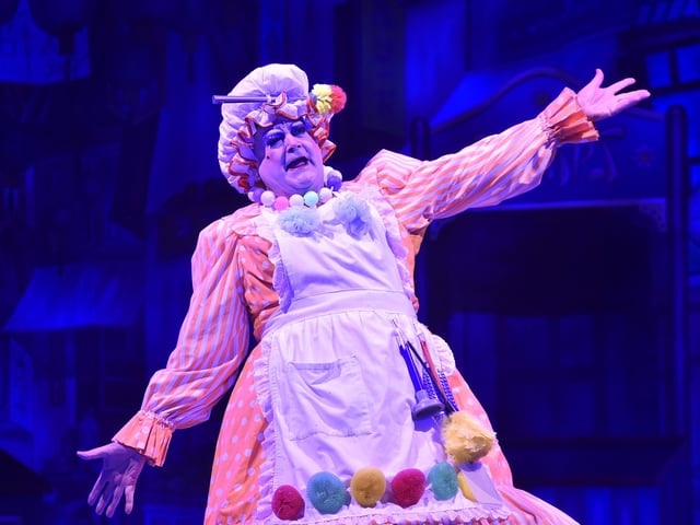 Aladdin panto at the New Theatre, Broadway EMN-211214-205941009