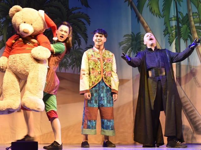Aladdin panto at the New Theatre, Broadway EMN-211214-205857009
