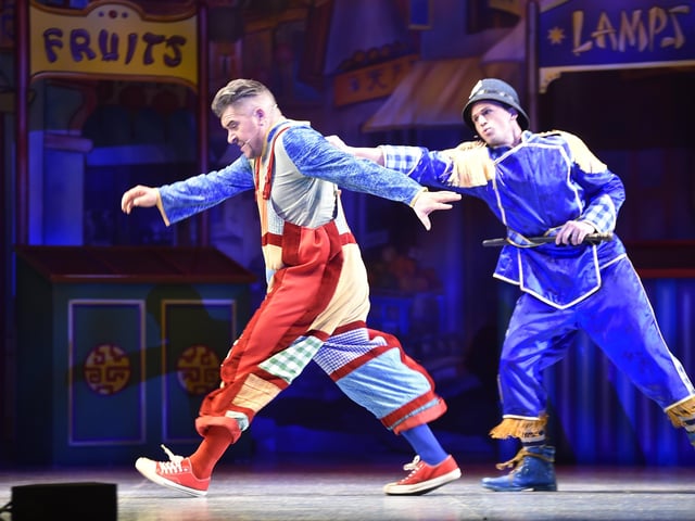 Aladdin panto at the New Theatre, Broadway EMN-211214-210226009