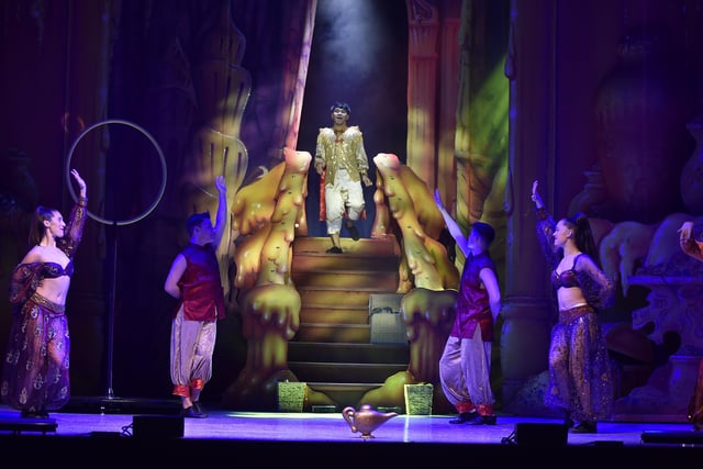 Aladdin panto at the New Theatre, Broadway EMN-211214-210237009