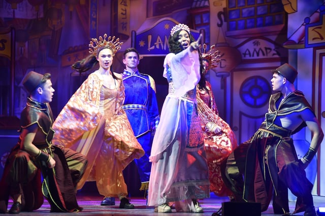 Aladdin panto at the New Theatre, Broadway EMN-211214-205952009