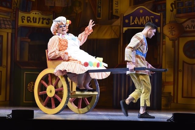 Aladdin panto at the New Theatre, Broadway EMN-211214-205919009