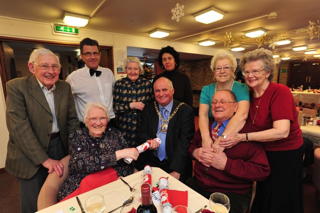 Mayor, Keith Sharp having christmas lunch with residents at The Lindens, Lincoln Road. ENGEMN00120101222133449