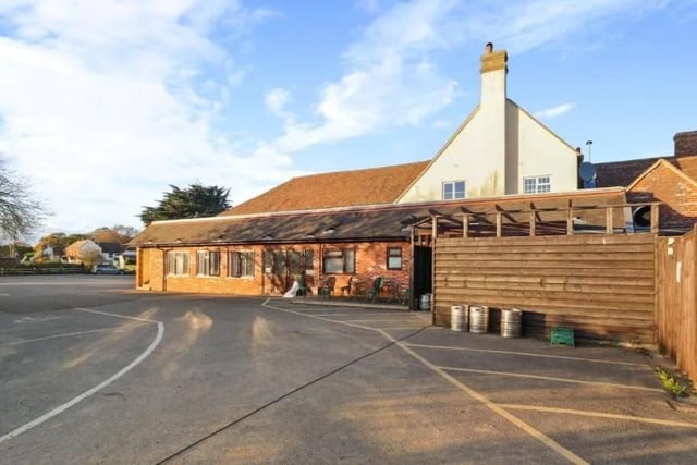 The King's Head pub in Lower Horsebridge, Hailsham, is on the market for £1,500,000 SUS-211217-153800001