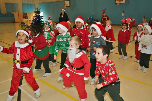Pupils at The Peterborough School taking part in their annual Santa Smile run. 


Nat21 EMN-210912-115944009