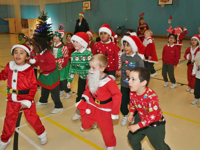 Pupils at The Peterborough School taking part in their annual Santa Smile run.
Nat21 EMN-210912-115944009