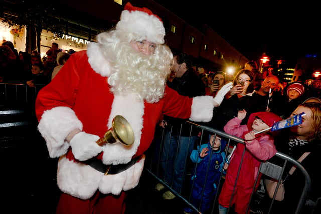 Santa arrival and Christmas lights switch-on at Priory Meadow 2016. SUS-161118-101224001