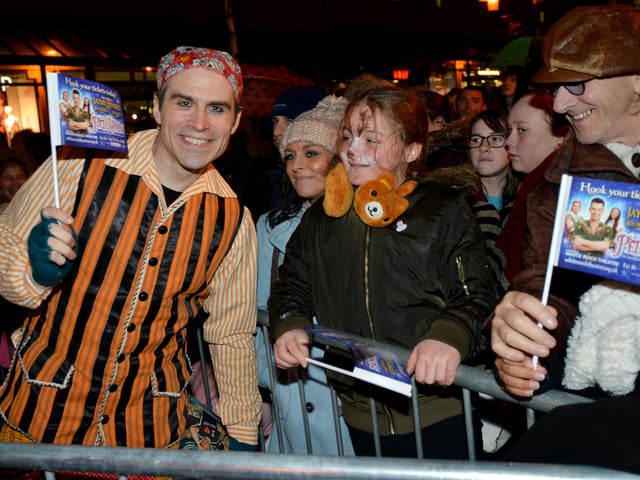 Santa arrival and Christmas lights switch-on at Priory Meadow 2016. Panto star Ben Watson. SUS-161118-101148001