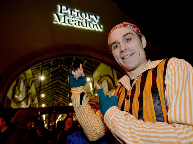 Santa arrival and Christmas lights switch-on at Priory Meadow 2016. Panto star Ben Watson. SUS-161118-101124001