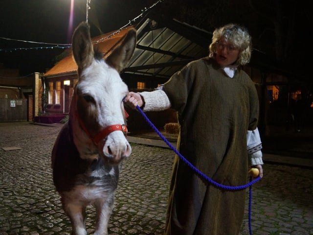 Market Rasen Christmas Mime 2021 EMN-211220-214221001