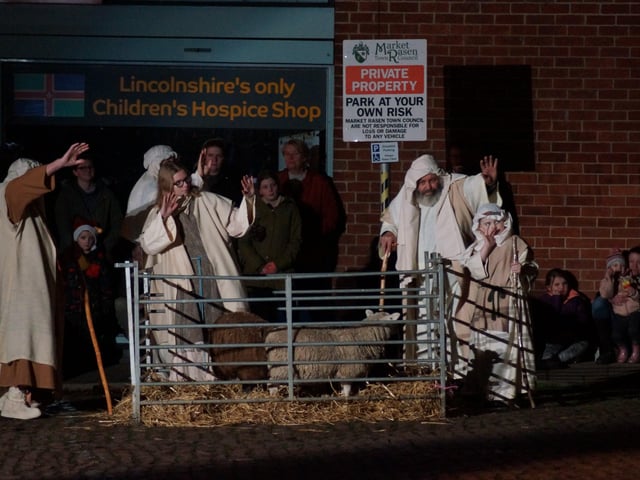 Market Rasen Christmas Mime 2021 EMN-211220-214328001