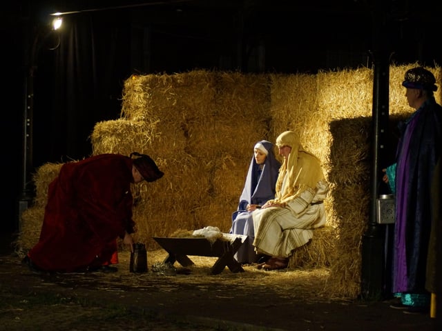 Market Rasen Christmas Mime 2021 EMN-211220-214317001
