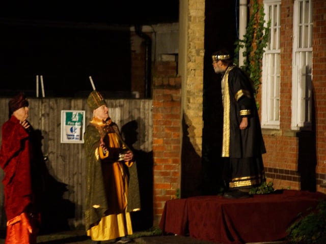 Market Rasen Christmas Mime 2021 EMN-211220-214254001