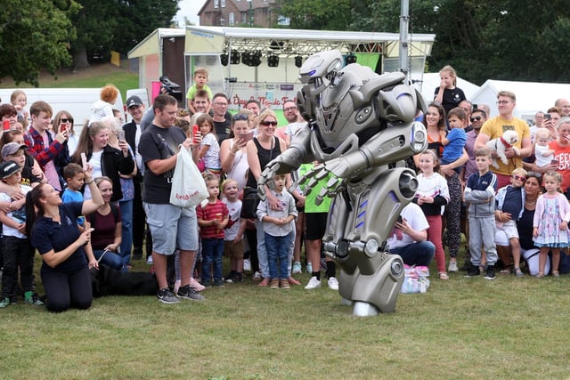 Haywards Heath Town Day took place in September 2021. Here are the crowds enjoying a show from Titan the Robot. Photo by Derek Martin Photography. SUS-211209-124908008