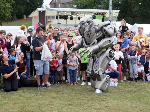 Haywards Heath Town Day took place in September 2021. Here are the crowds enjoying a show from Titan the Robot. Photo by Derek Martin Photography. SUS-211209-124908008