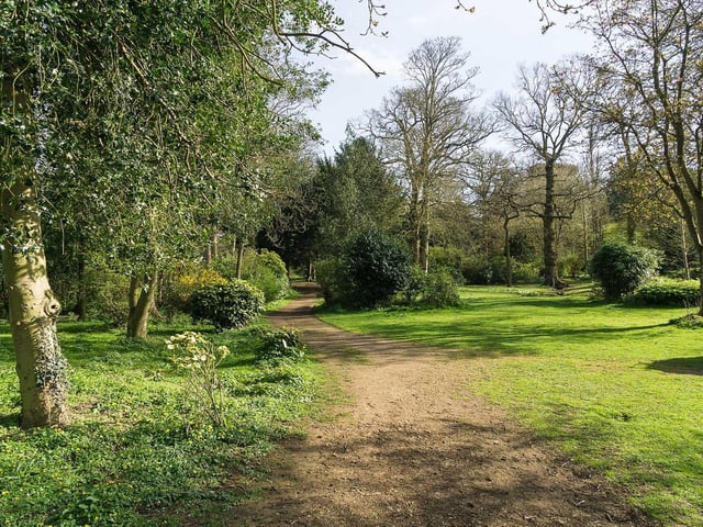 Gary said: "Delapre Abbey is a good option to walk your dog. There is free parking and a cafe / toilets. Open fields near car park and more wooded walk around the lake. It can be muddy in winter however."
Overall rating: 4.3/5