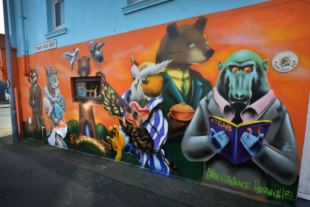 A new mural on the side of Teddy Tinker's (Antiques, Collectables, Vintage Costume & Fancy Dress) in London Road, St Leonards. April 2021.