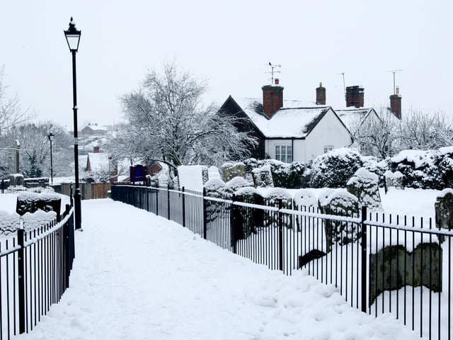 HOR 130110 Snow. Billingshurst. photo by derek martin
