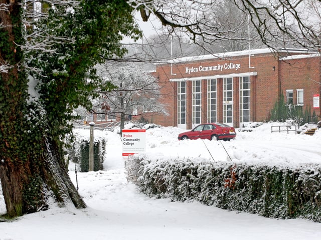 HOR 130110 Snow. Rydon Community School. photo by derek martin