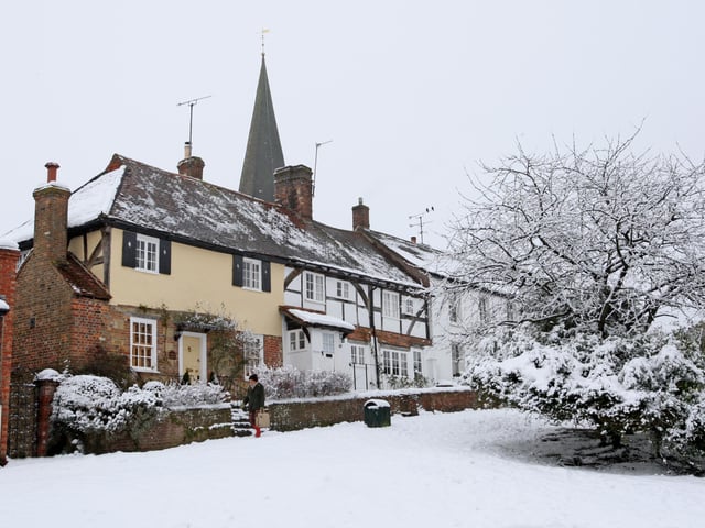 HOR 130110 Snow. Billingshurst. photo by derek martin