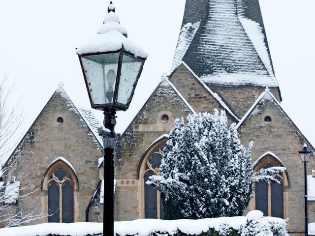HOR 130110 Snow. Billingshurst. photo by derek martin