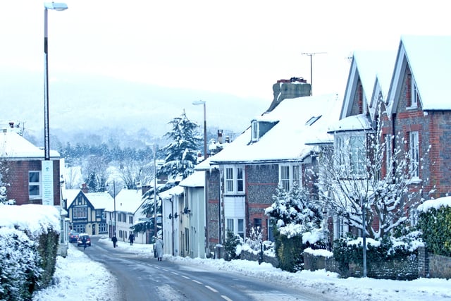 HOR 080110 Snow scene, Thakeham Road, Storrington. photo by derek martin