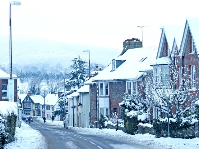 HOR 080110 Snow scene, Thakeham Road, Storrington. photo by derek martin