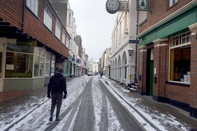 Snow pics in Hastings Old Town 27/2/18 by Andy Hemsley SUS-180227-104009001