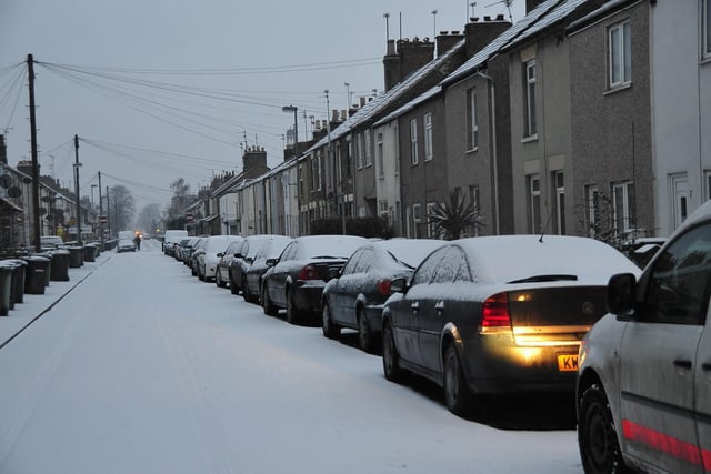 Snow covering cars etc at Gladstone Street in 2010.