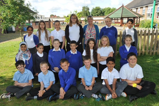 Year 6 leavers Y614  Mrs Jones and Mrs Bonnaud's class at Abbotsmede primary school EMN-140625-143434009