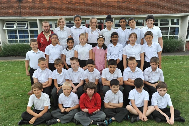 Y614 Year 6 pupils at Dogsthorpe junior  school,     Mr Tootal's  class EMN-140620-162222009