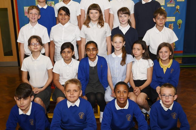 Y615  year 6 leavers Paston Ridings primary school Mrs Hughes class EMN-150907-231810009