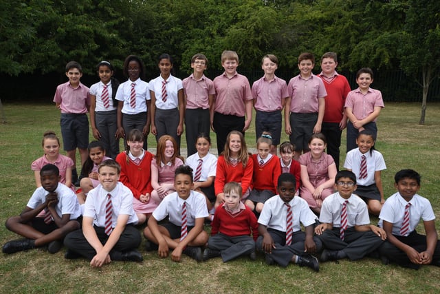 Y615  year 6 leavers at Sacred Heart RC Primary School EMN-150907-231930009